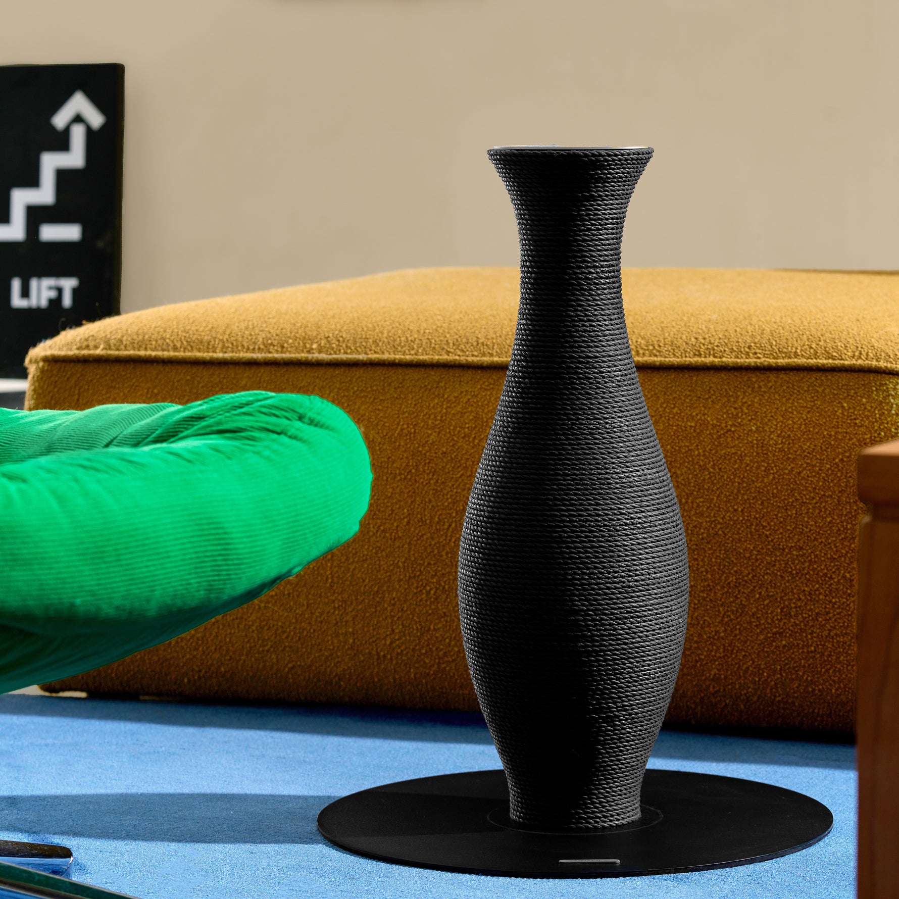 Neck Vase Scratcher Black