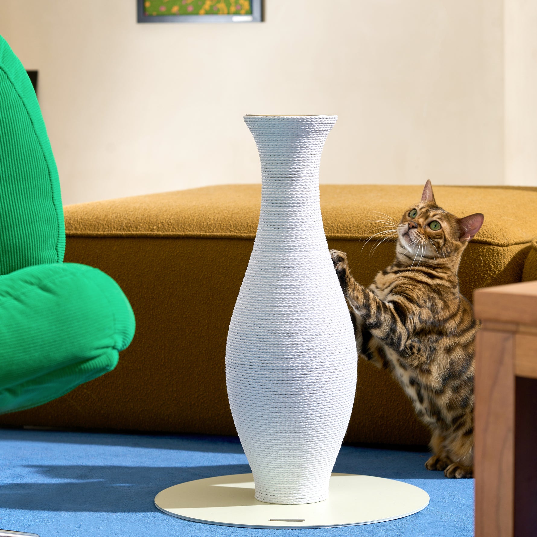 Neck Vase Scratcher White