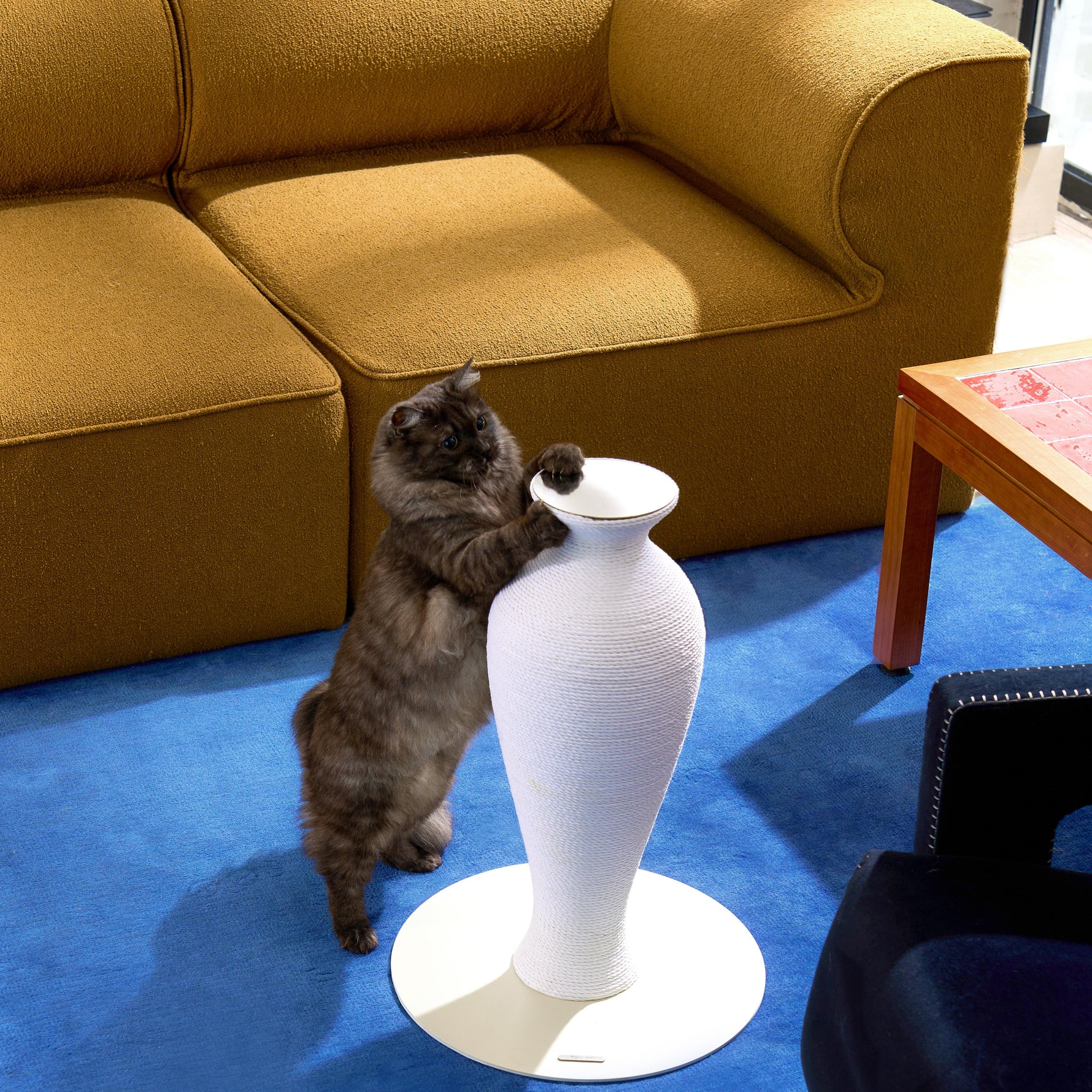 Stilt Vase Scratcher White