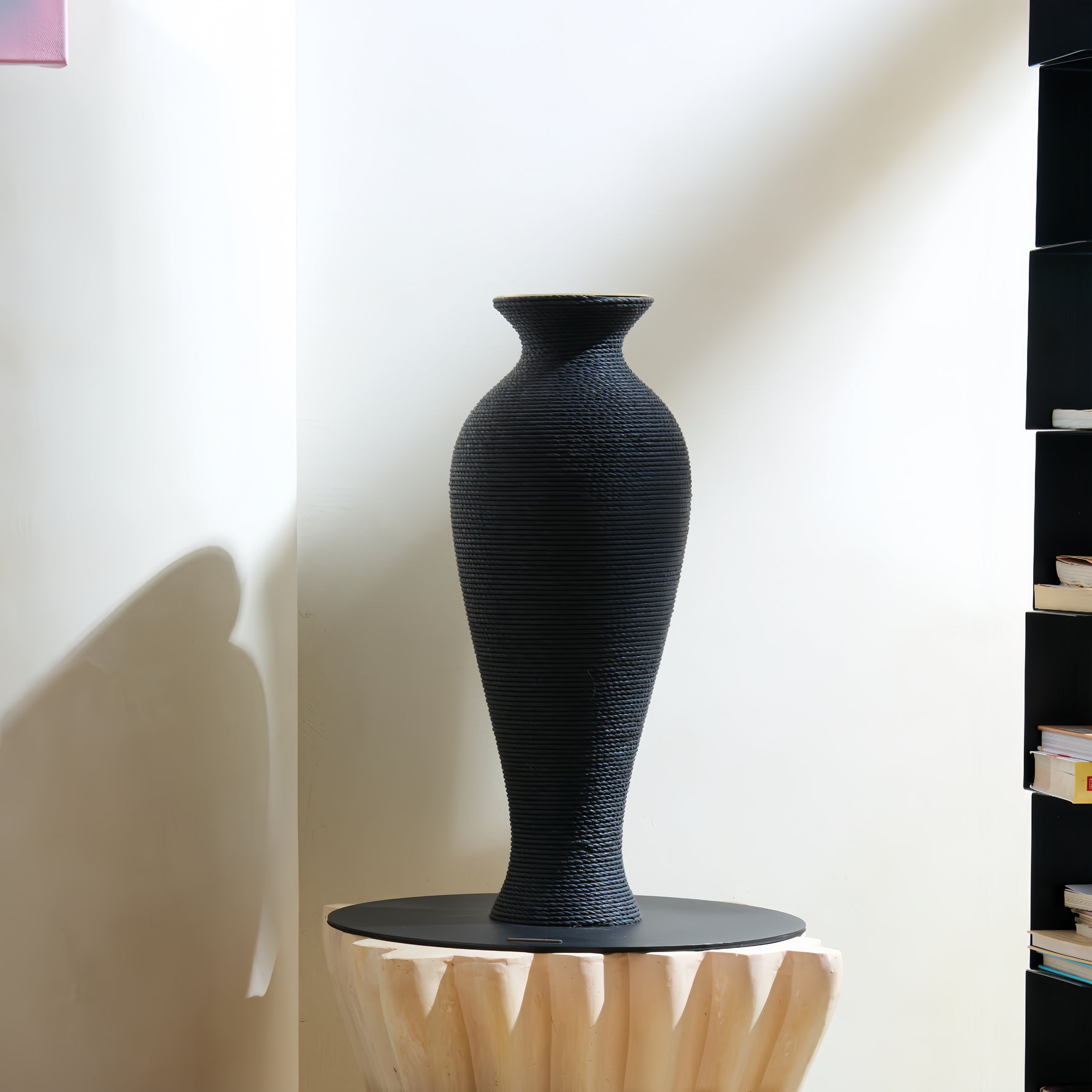 Stilt Vase Scratcher Black