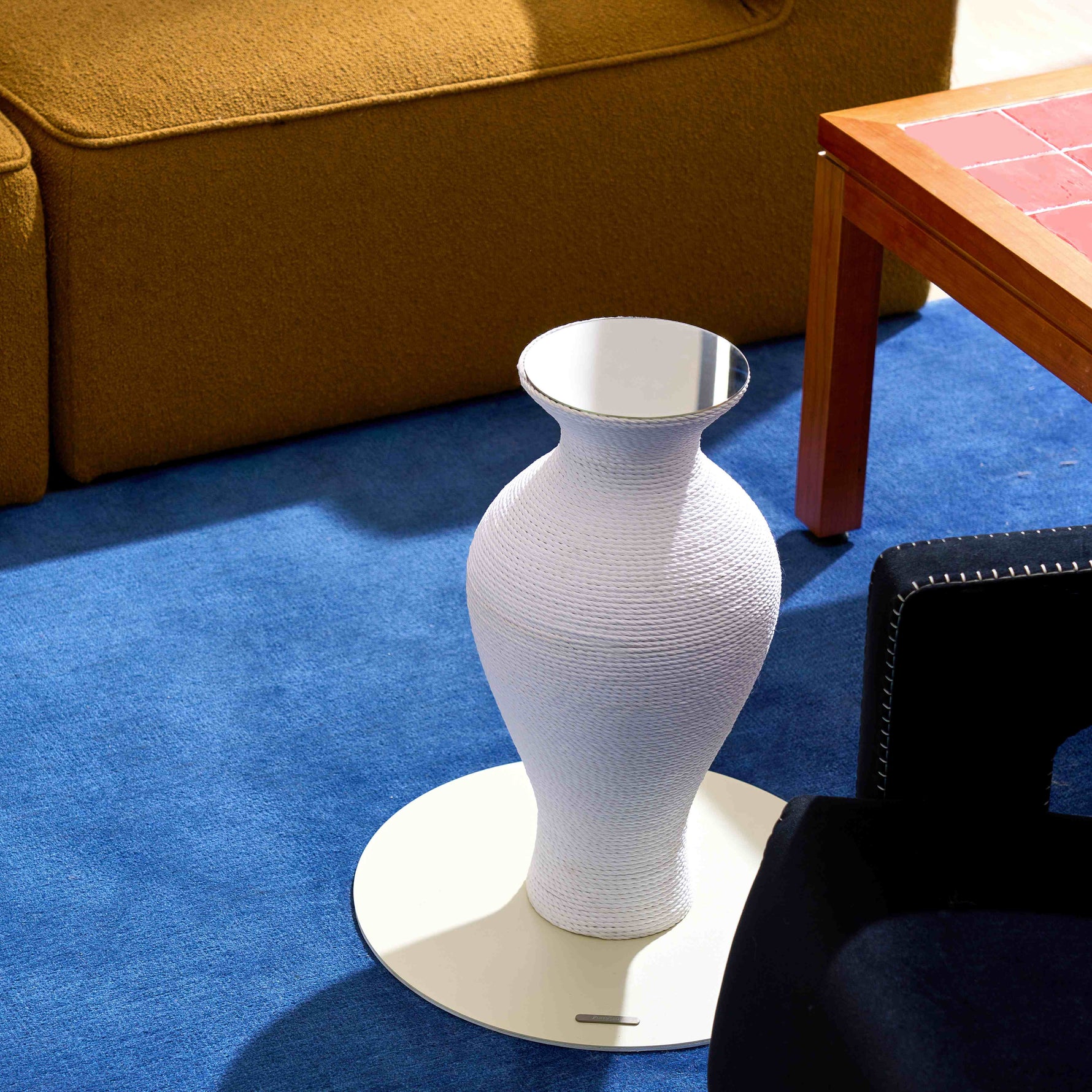 Belly Vase Scratcher White