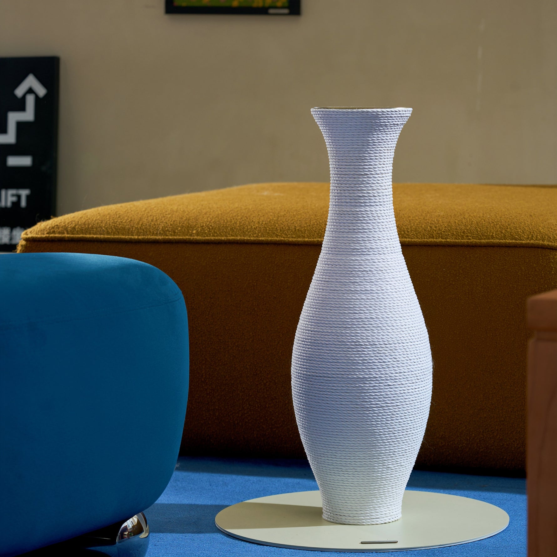 Neck Vase Scratcher White